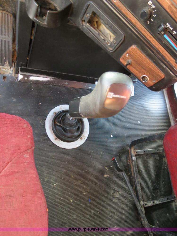 image for item B4587 2001 Freightliner FLD120 semi truck