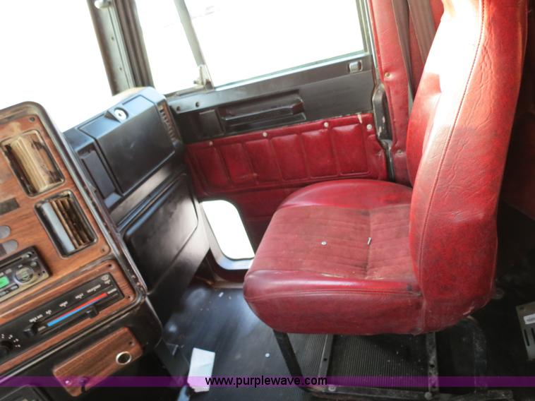 image for item B4587 2001 Freightliner FLD120 semi truck