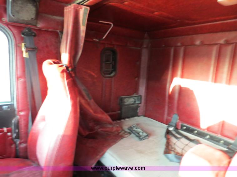 image for item B4587 2001 Freightliner FLD120 semi truck