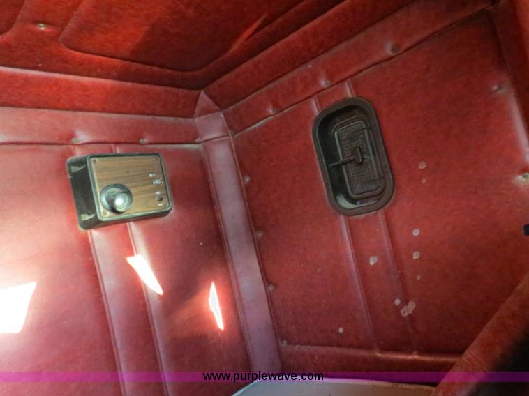 image for item B4587 2001 Freightliner FLD120 semi truck