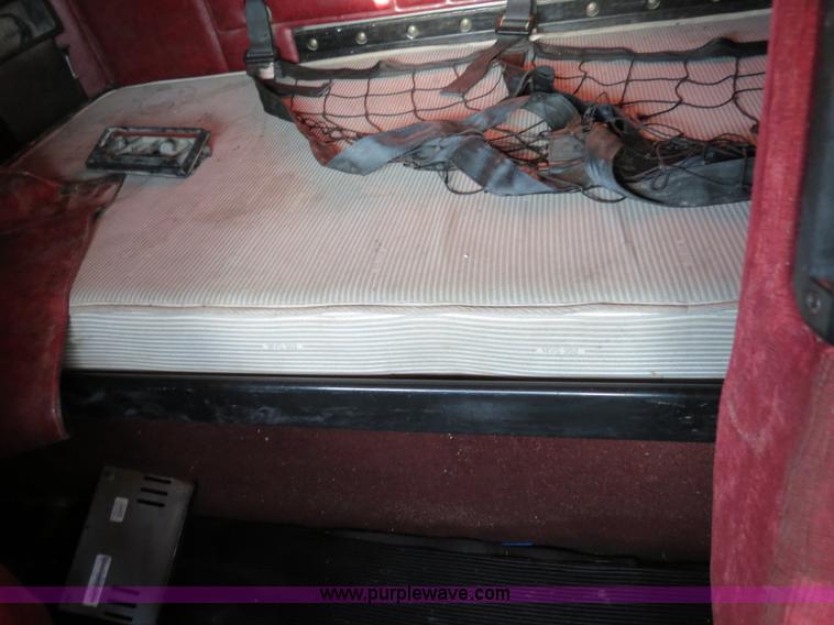 image for item B4587 2001 Freightliner FLD120 semi truck