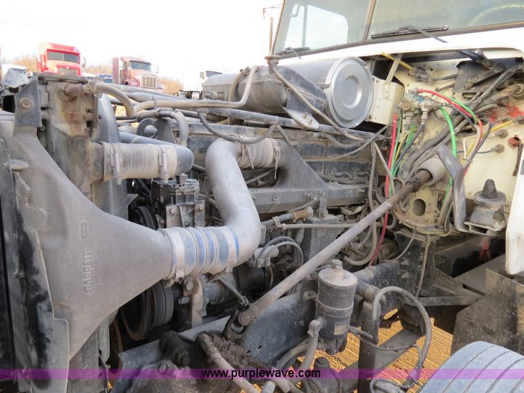 image for item B4587 2001 Freightliner FLD120 semi truck