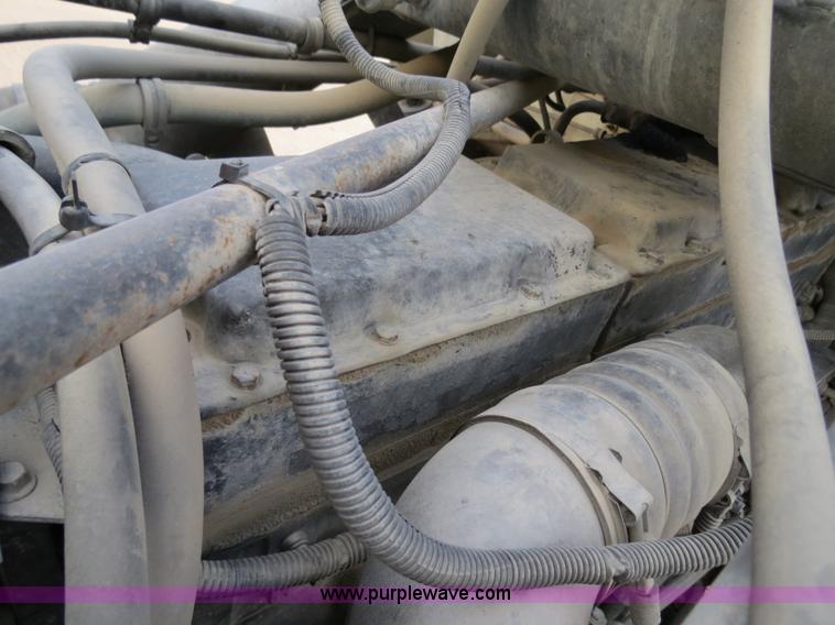 image for item B4587 2001 Freightliner FLD120 semi truck