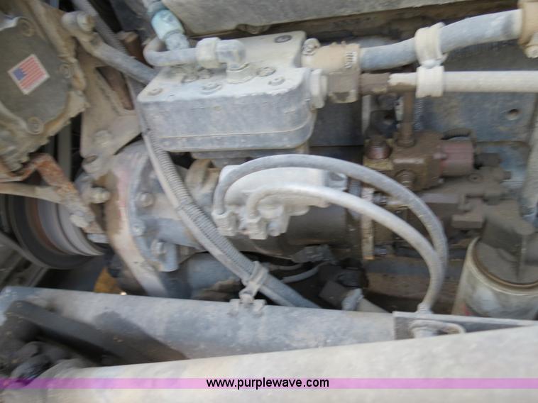 image for item B4587 2001 Freightliner FLD120 semi truck