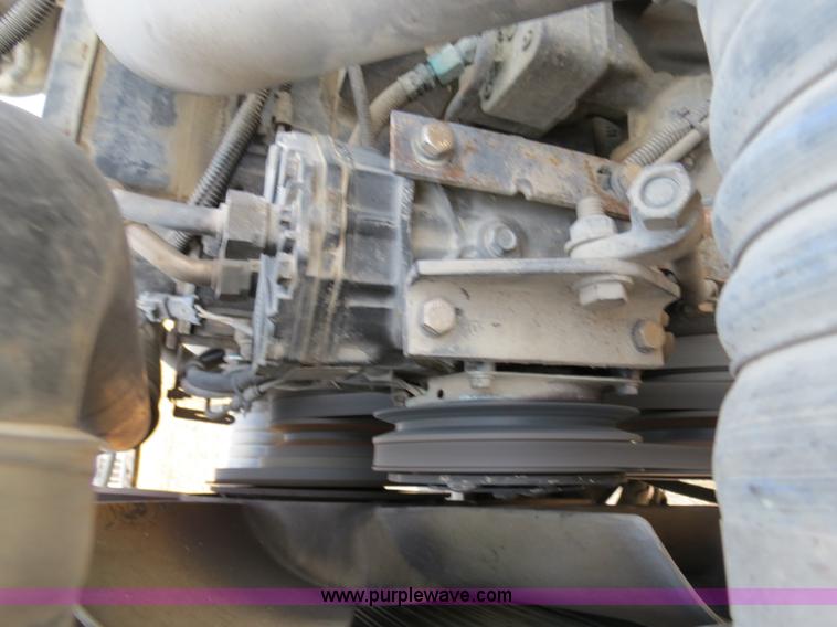 image for item B4587 2001 Freightliner FLD120 semi truck