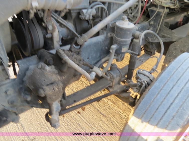 image for item B4587 2001 Freightliner FLD120 semi truck