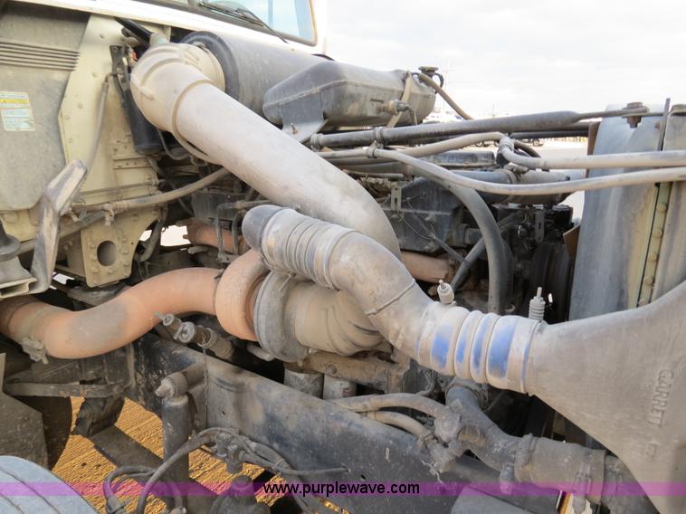 image for item B4587 2001 Freightliner FLD120 semi truck