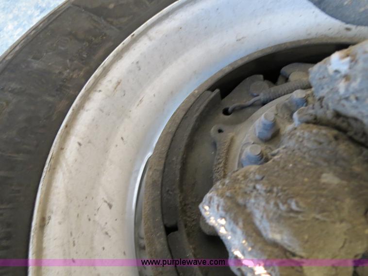 image for item B4587 2001 Freightliner FLD120 semi truck