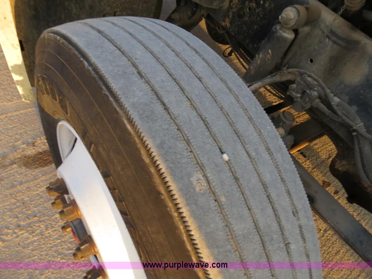 image for item B4587 2001 Freightliner FLD120 semi truck