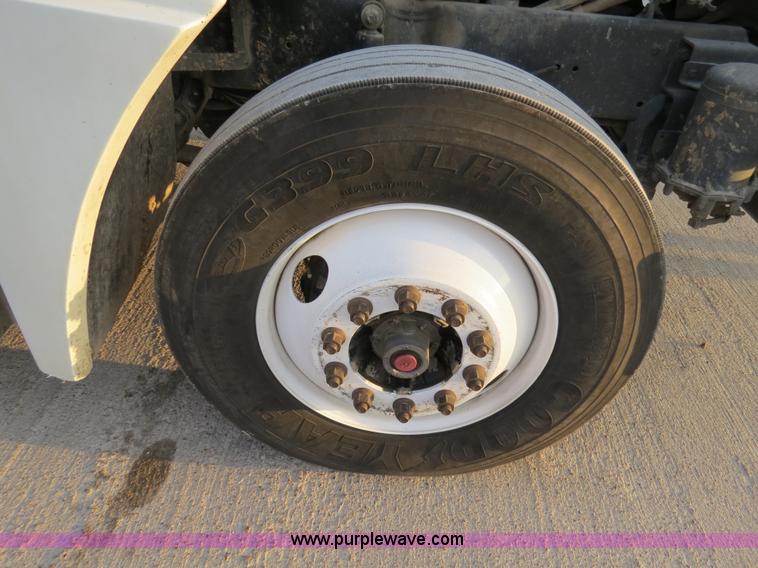 image for item B4587 2001 Freightliner FLD120 semi truck