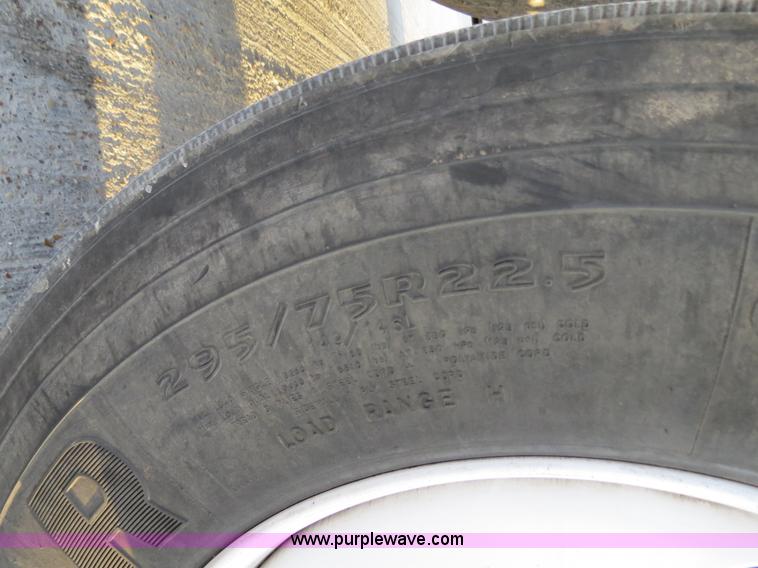 image for item B4587 2001 Freightliner FLD120 semi truck