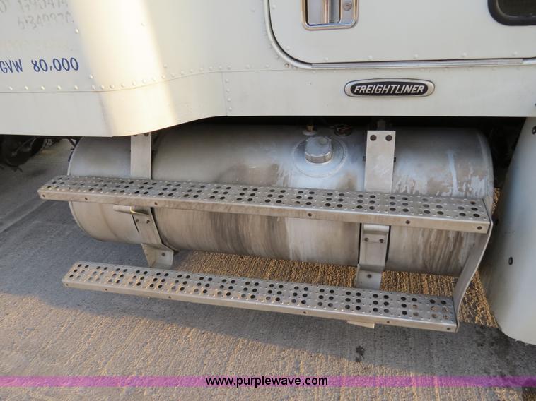 image for item B4587 2001 Freightliner FLD120 semi truck