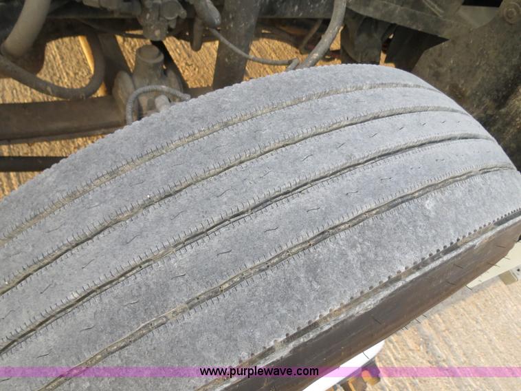 image for item B4587 2001 Freightliner FLD120 semi truck