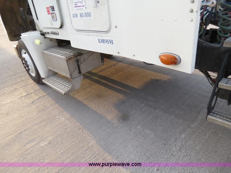 image for item B4587 2001 Freightliner FLD120 semi truck