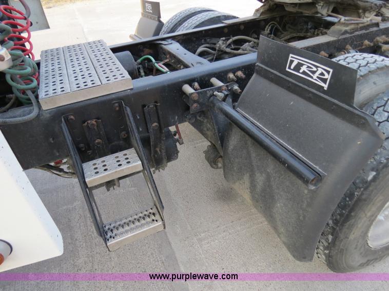 image for item B4587 2001 Freightliner FLD120 semi truck