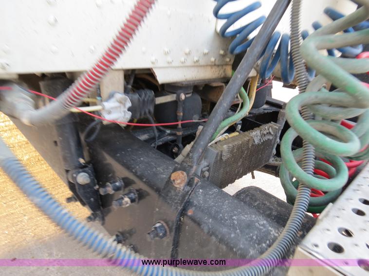 image for item B4587 2001 Freightliner FLD120 semi truck