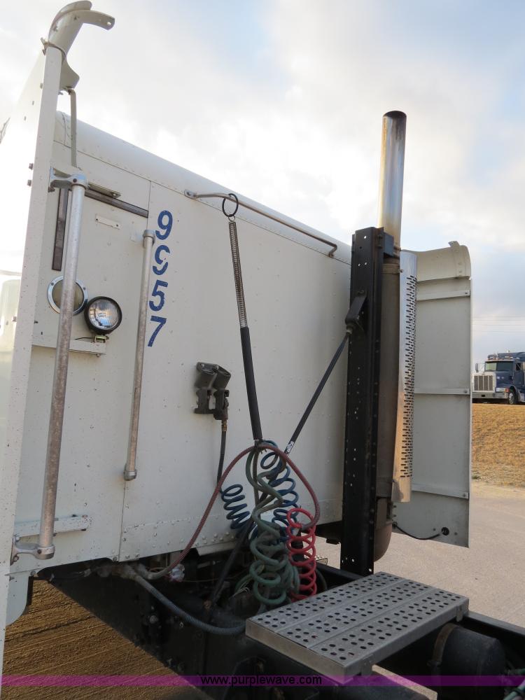 image for item B4587 2001 Freightliner FLD120 semi truck