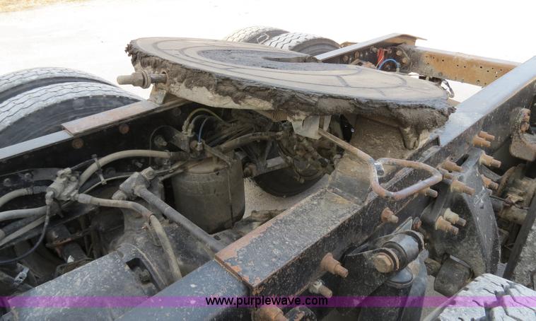 image for item B4587 2001 Freightliner FLD120 semi truck