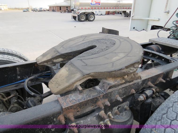 image for item B4587 2001 Freightliner FLD120 semi truck
