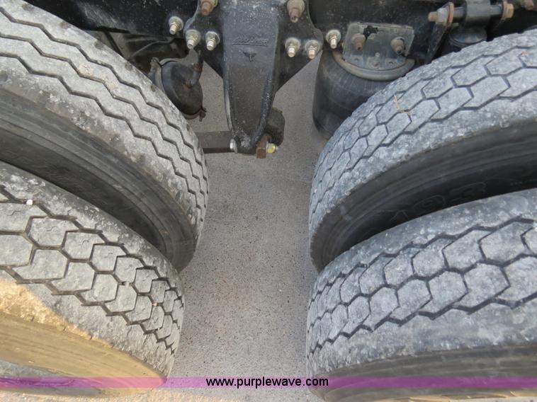 image for item B4587 2001 Freightliner FLD120 semi truck