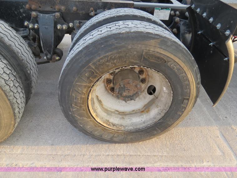 image for item B4587 2001 Freightliner FLD120 semi truck