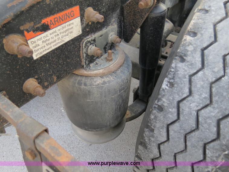 image for item B4587 2001 Freightliner FLD120 semi truck