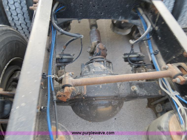 image for item B4587 2001 Freightliner FLD120 semi truck