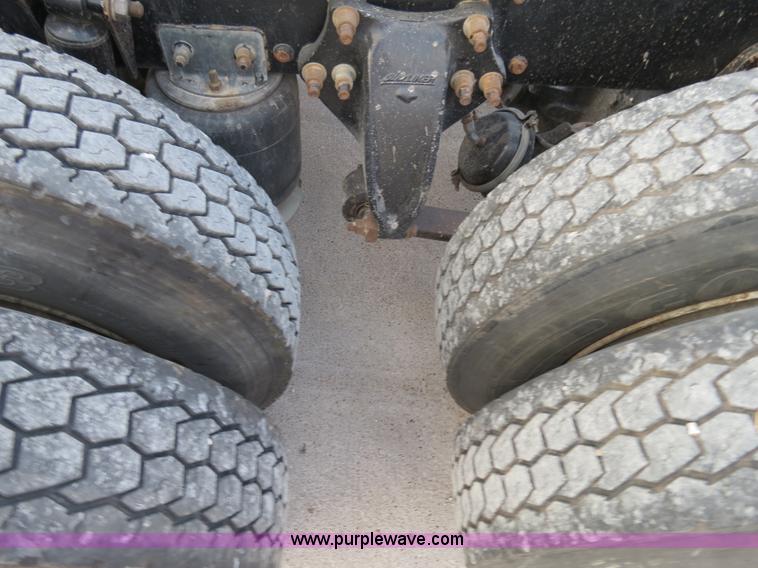 image for item B4587 2001 Freightliner FLD120 semi truck