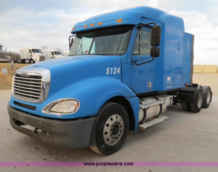 image for item B4588 2003 Freightliner Columbia semi truck
