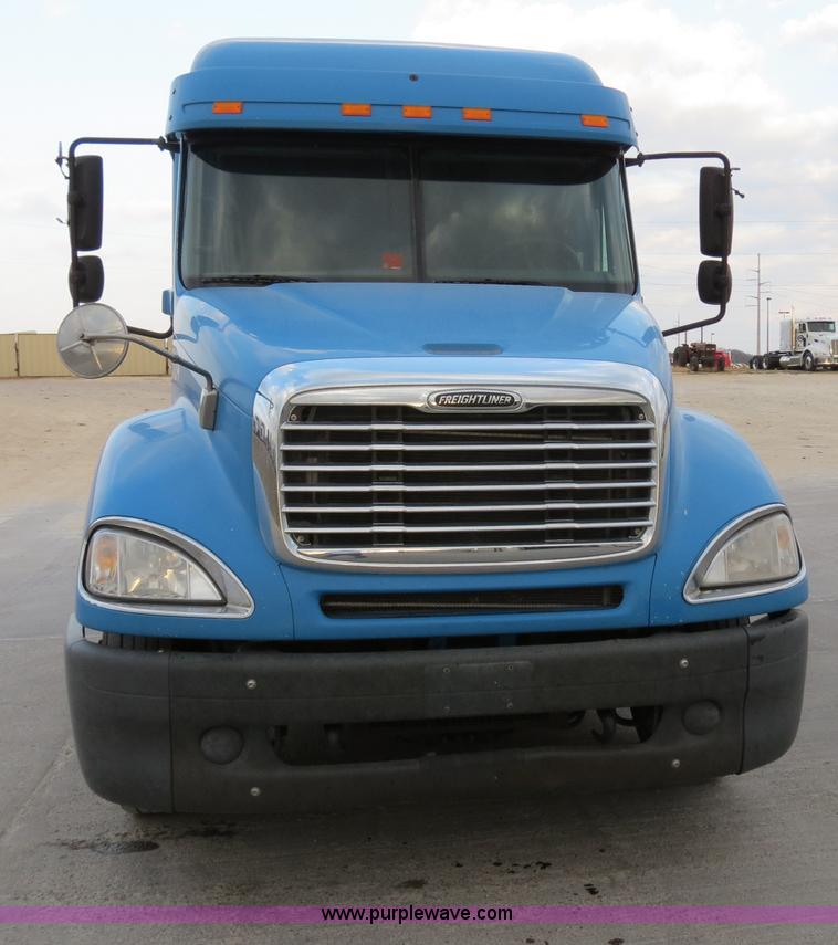image for item B4588 2003 Freightliner Columbia semi truck