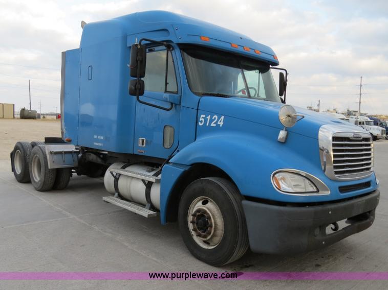 image for item B4588 2003 Freightliner Columbia semi truck