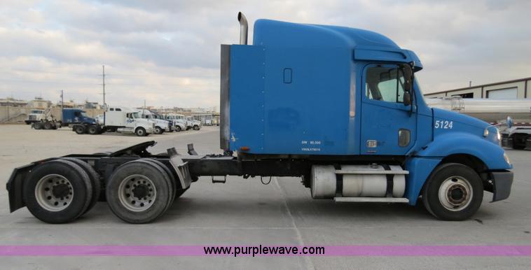 image for item B4588 2003 Freightliner Columbia semi truck