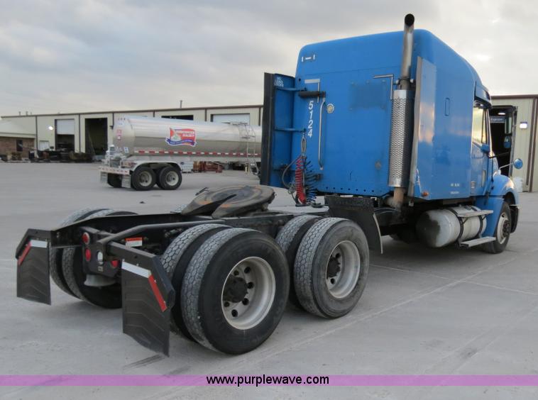 image for item B4588 2003 Freightliner Columbia semi truck