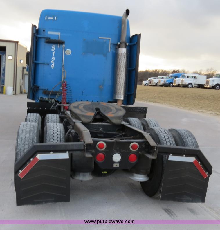 image for item B4588 2003 Freightliner Columbia semi truck