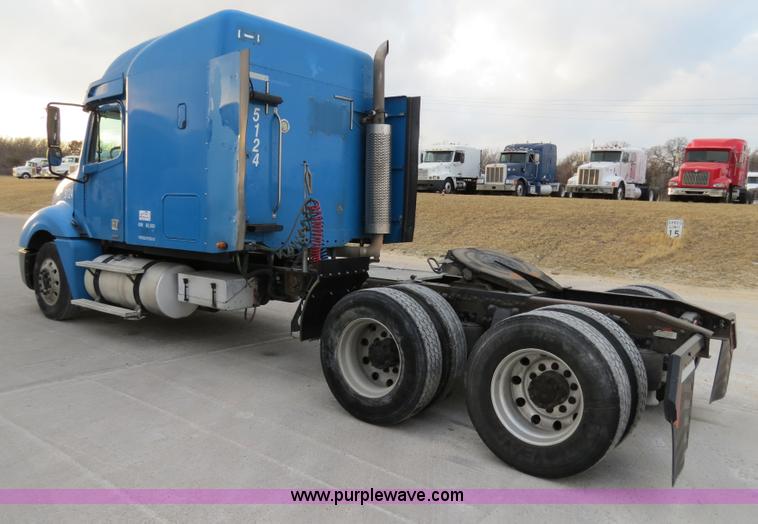 image for item B4588 2003 Freightliner Columbia semi truck