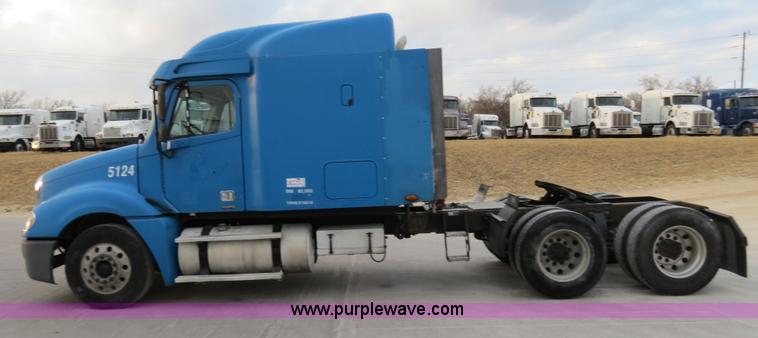 image for item B4588 2003 Freightliner Columbia semi truck