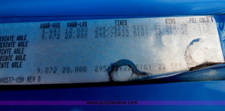 image for item B4588 2003 Freightliner Columbia semi truck