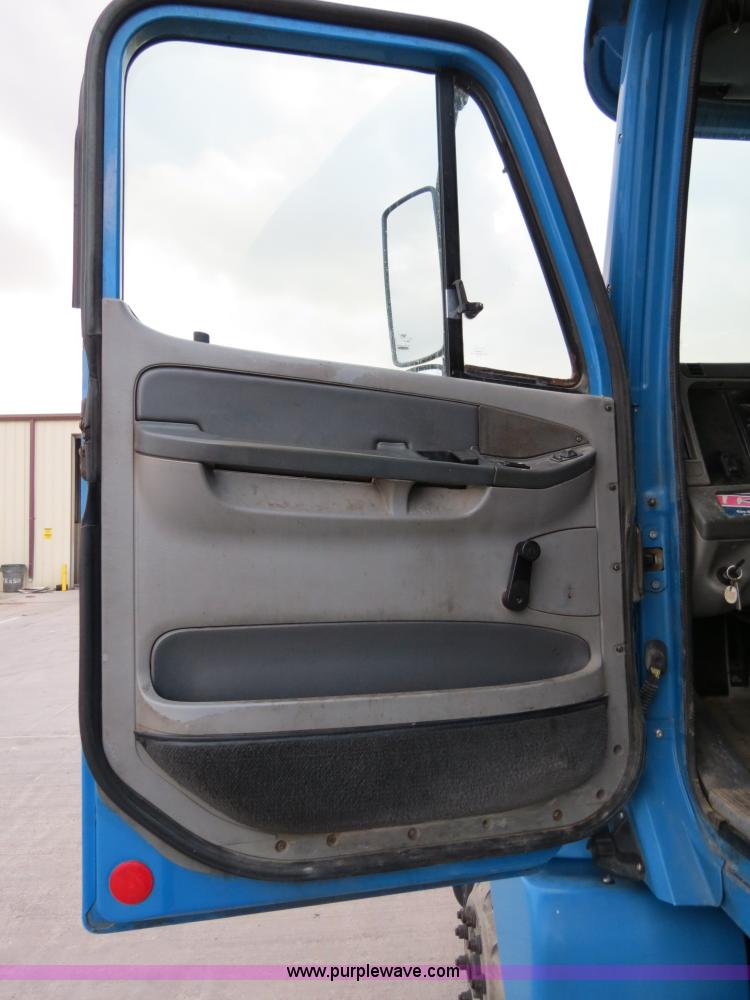 image for item B4588 2003 Freightliner Columbia semi truck