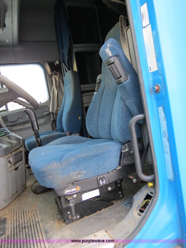 image for item B4588 2003 Freightliner Columbia semi truck