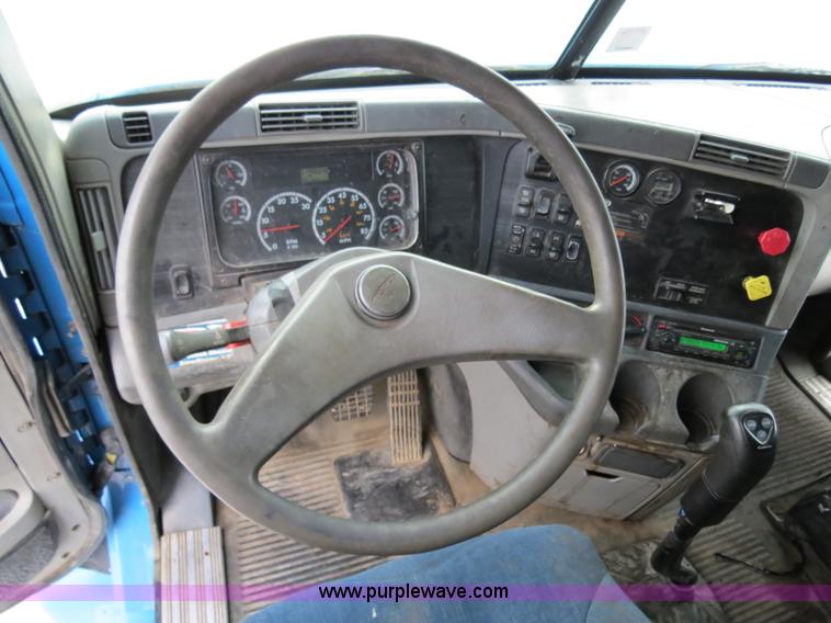 image for item B4588 2003 Freightliner Columbia semi truck