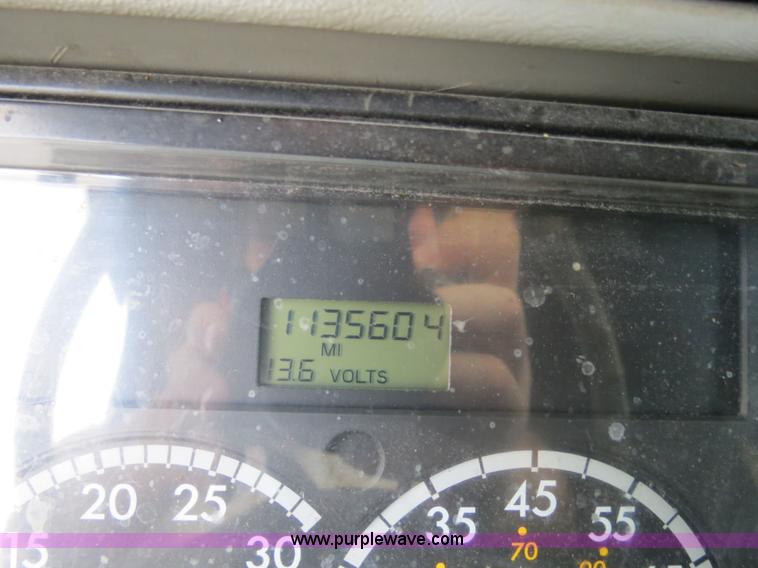 image for item B4588 2003 Freightliner Columbia semi truck