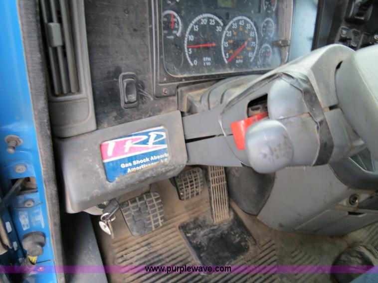 image for item B4588 2003 Freightliner Columbia semi truck