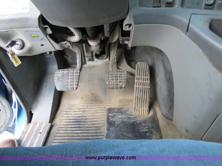 image for item B4588 2003 Freightliner Columbia semi truck