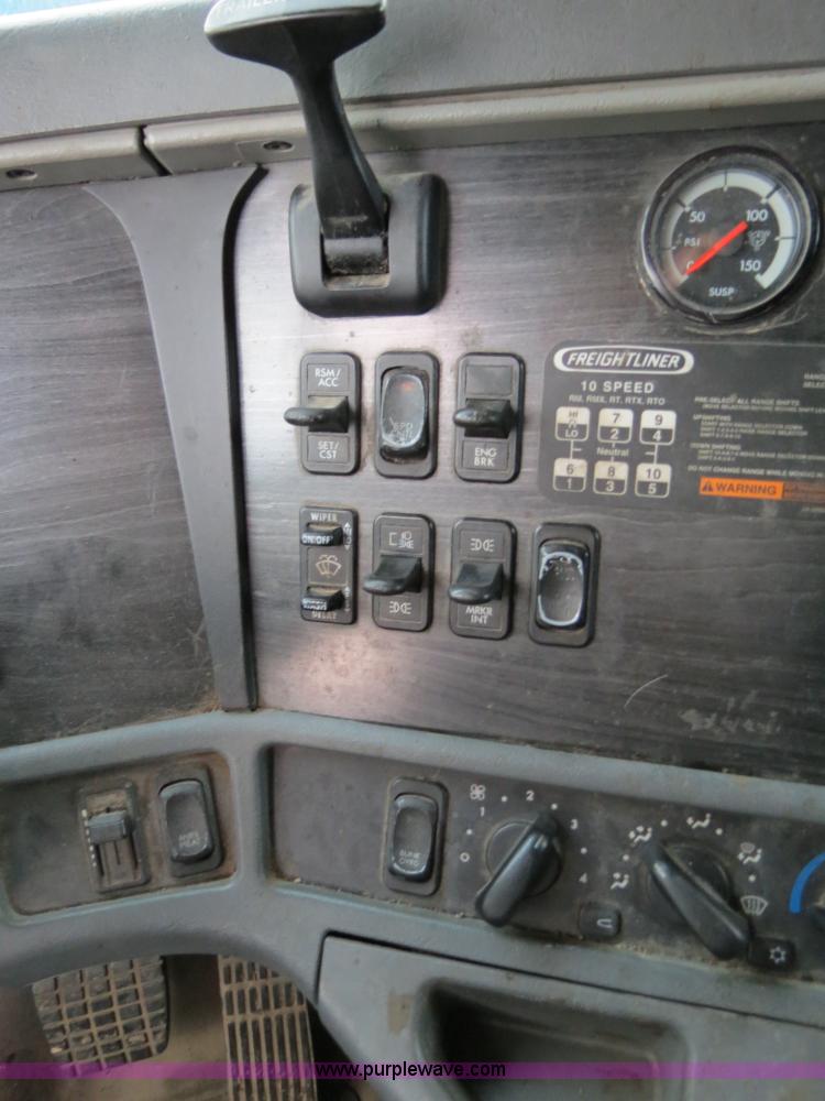 image for item B4588 2003 Freightliner Columbia semi truck