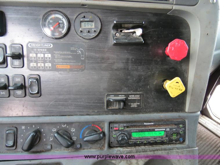 image for item B4588 2003 Freightliner Columbia semi truck