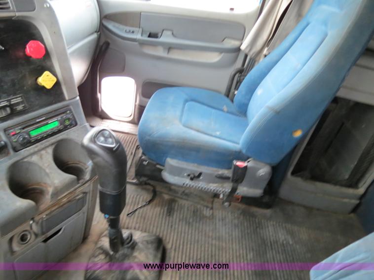 image for item B4588 2003 Freightliner Columbia semi truck