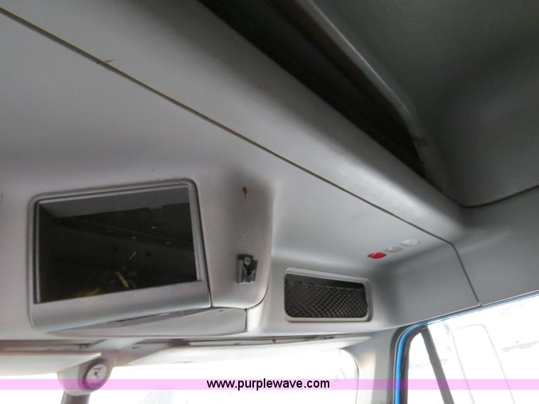 image for item B4588 2003 Freightliner Columbia semi truck