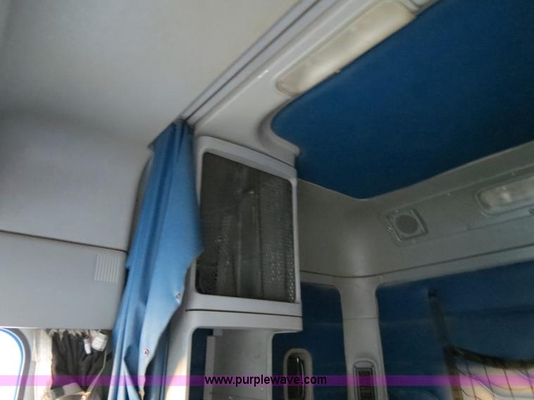 image for item B4588 2003 Freightliner Columbia semi truck