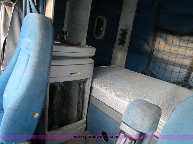 image for item B4588 2003 Freightliner Columbia semi truck