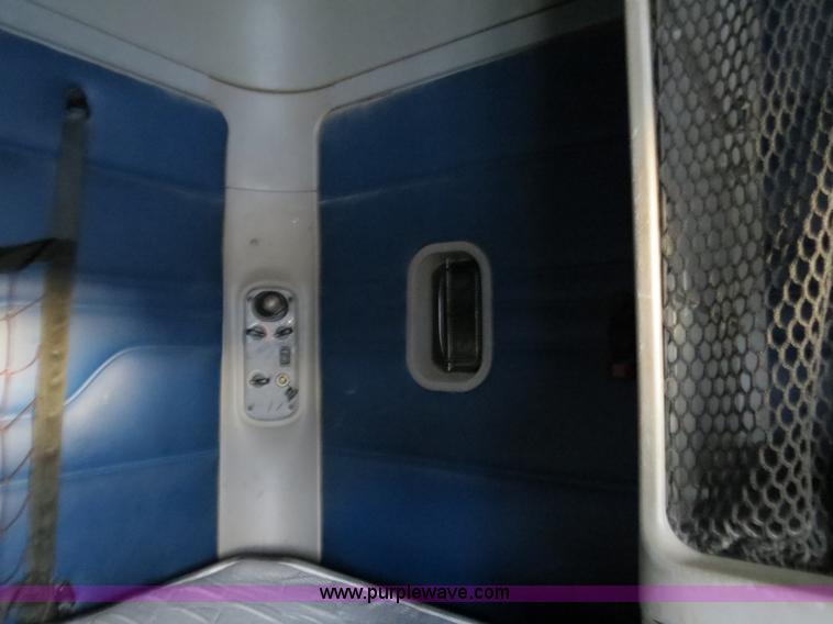 image for item B4588 2003 Freightliner Columbia semi truck